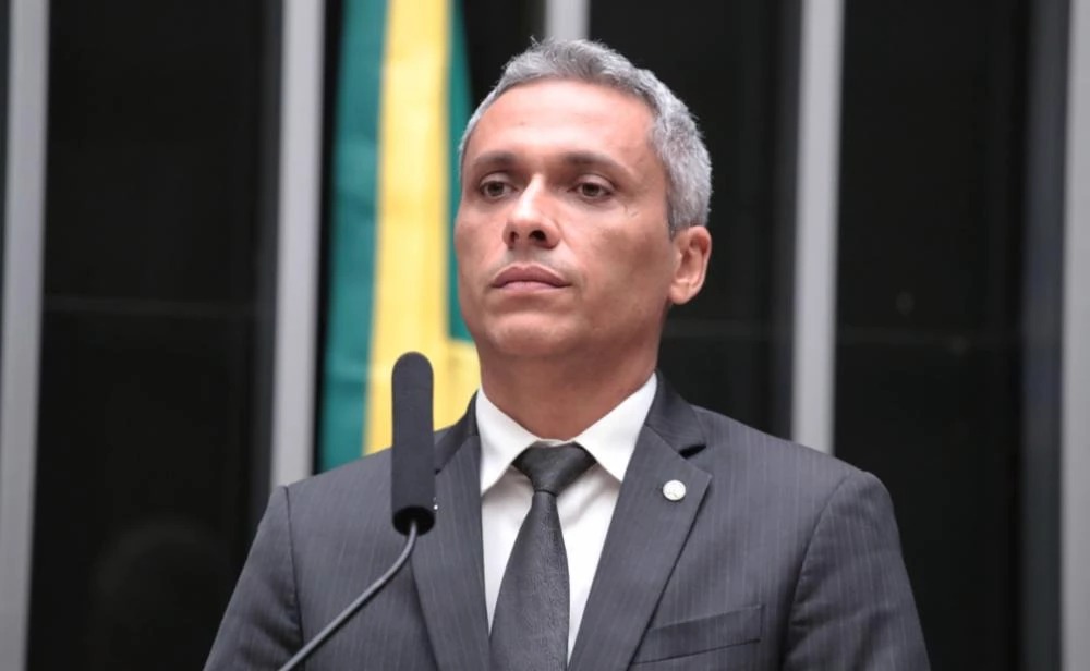 Gayer coleta 363 assinaturas para PL contra taxa das blusinhas