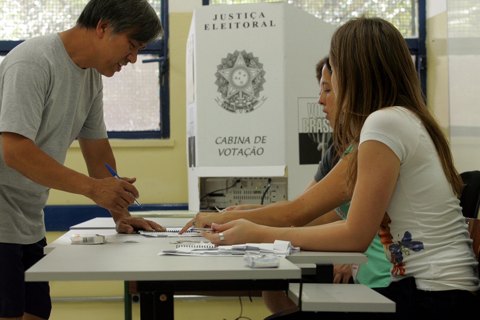 Mesário voluntário: inscrições para as Eleições 2026 estão disponíveis