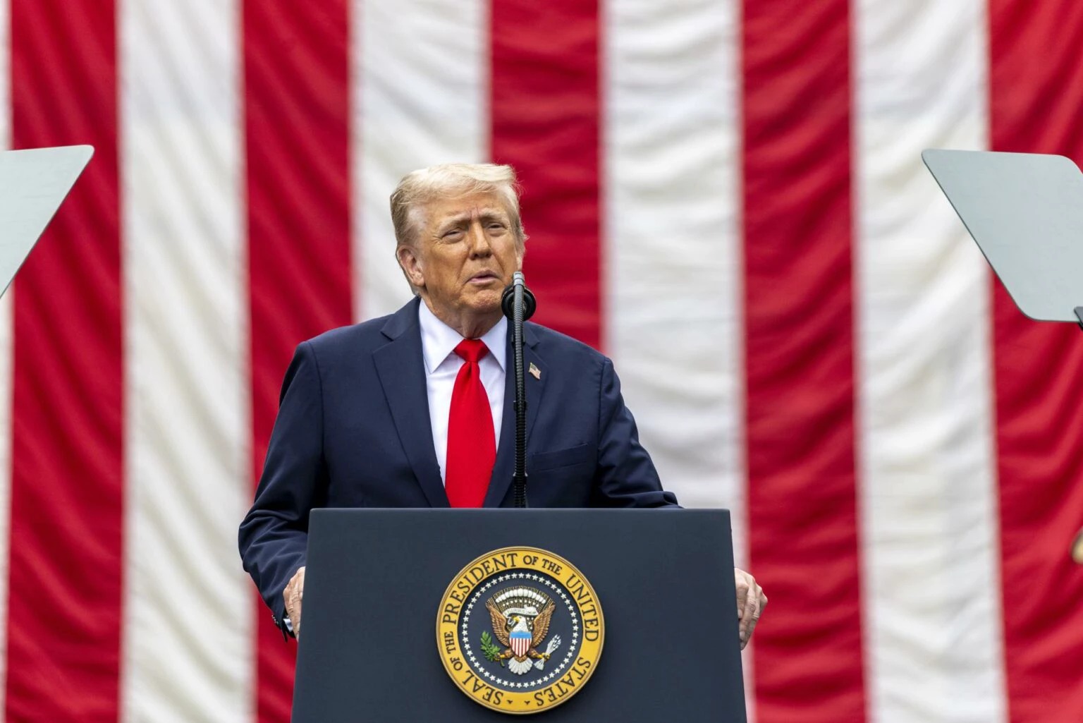 Trump convida Flávio Bolsonaro a visitá-lo na Casa Branca