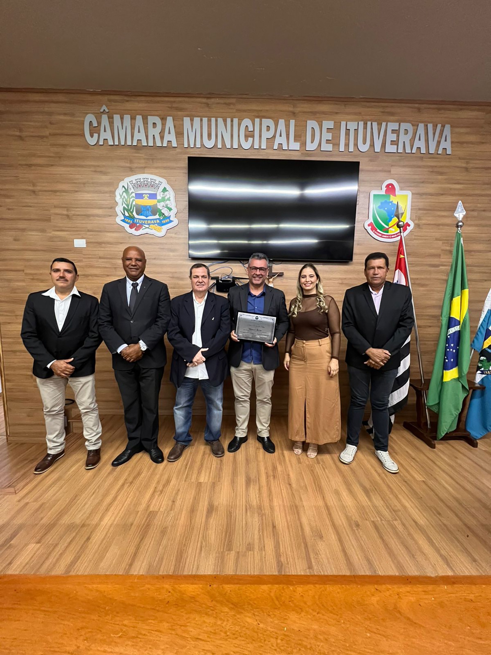 Câmara homenageia radialista Fábio Pereira com Título de Honra ao Mérito