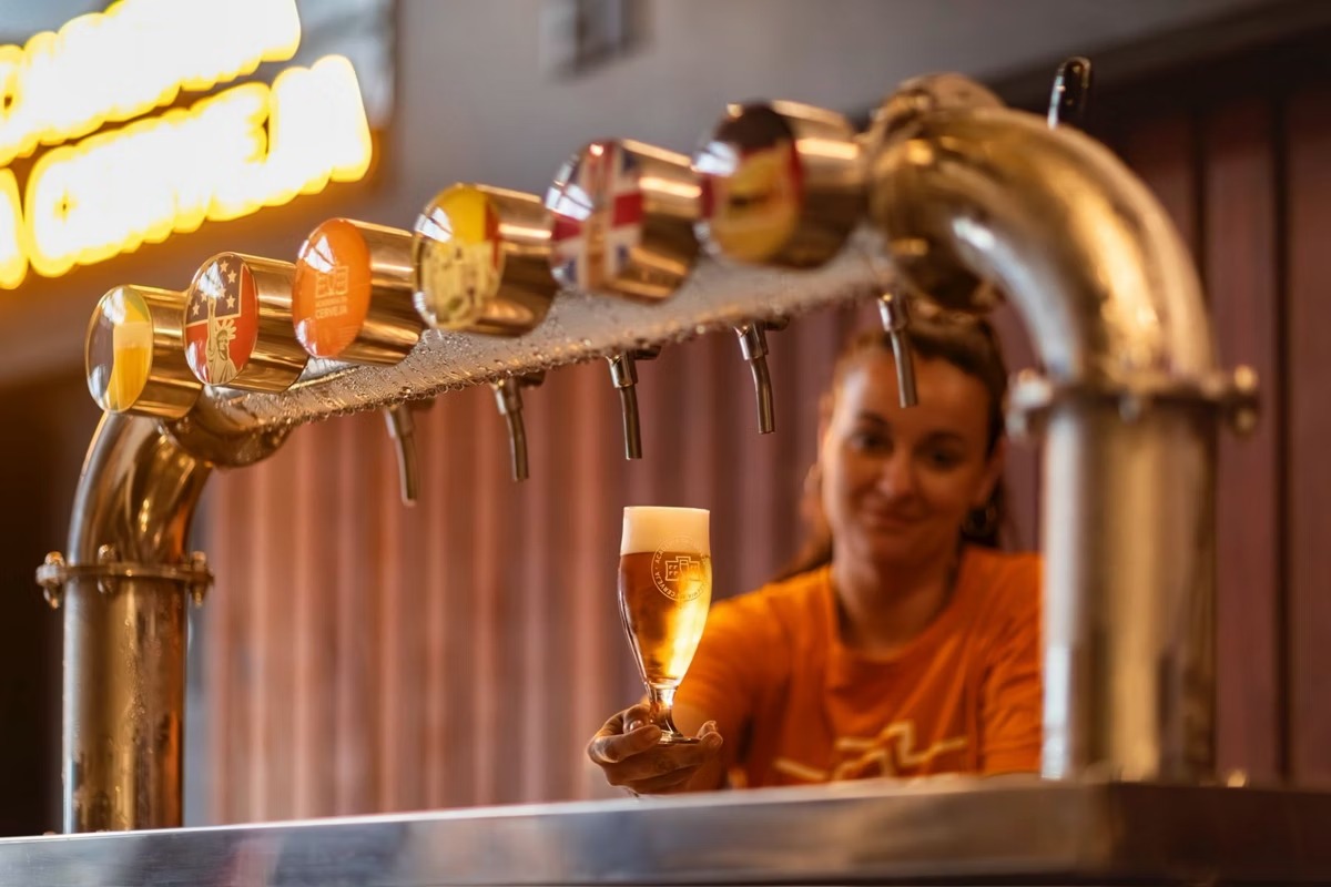 Brasileiro reduz consumo de cerveja e força reação da indústria