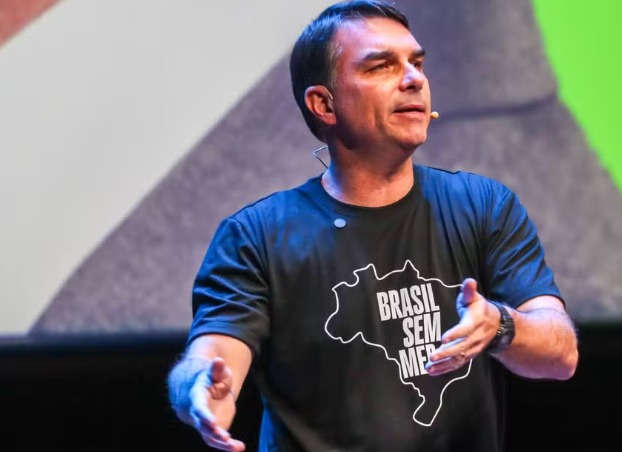 Flávio Bolsonaro propõe presídios inspirados em El Salvador e sistema nacional de reconhecimento facial para reduzir crimes