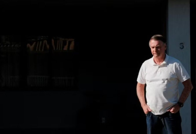 Moraes manda PGR analisar se arma apreendida de Bolsonaro é 'falta grave' na prisão domiciliar