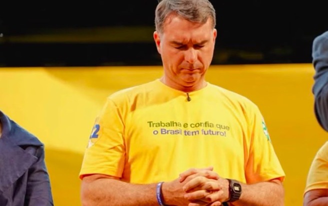 Flávio Bolsonaro sobe o tom, cita versículos bíblicos e compara Moraes ao demônio