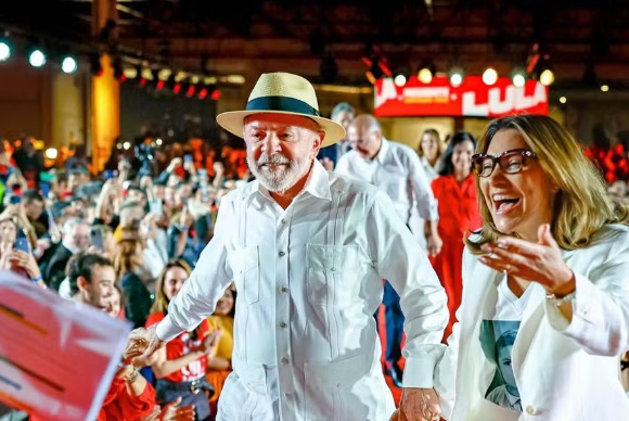 Lula 'quebra protocolo' e convida Janja para discursar em convenção nacional do PT em São Paulo