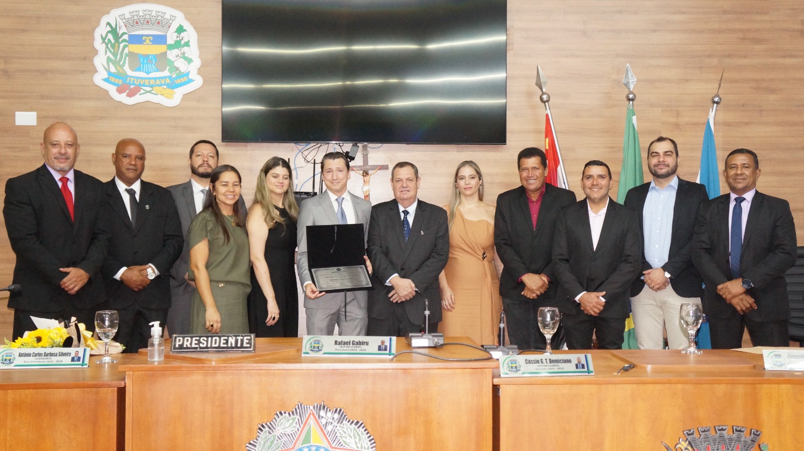 Câmara Municipal entrega Título de Cidadão Ituveravense para médico