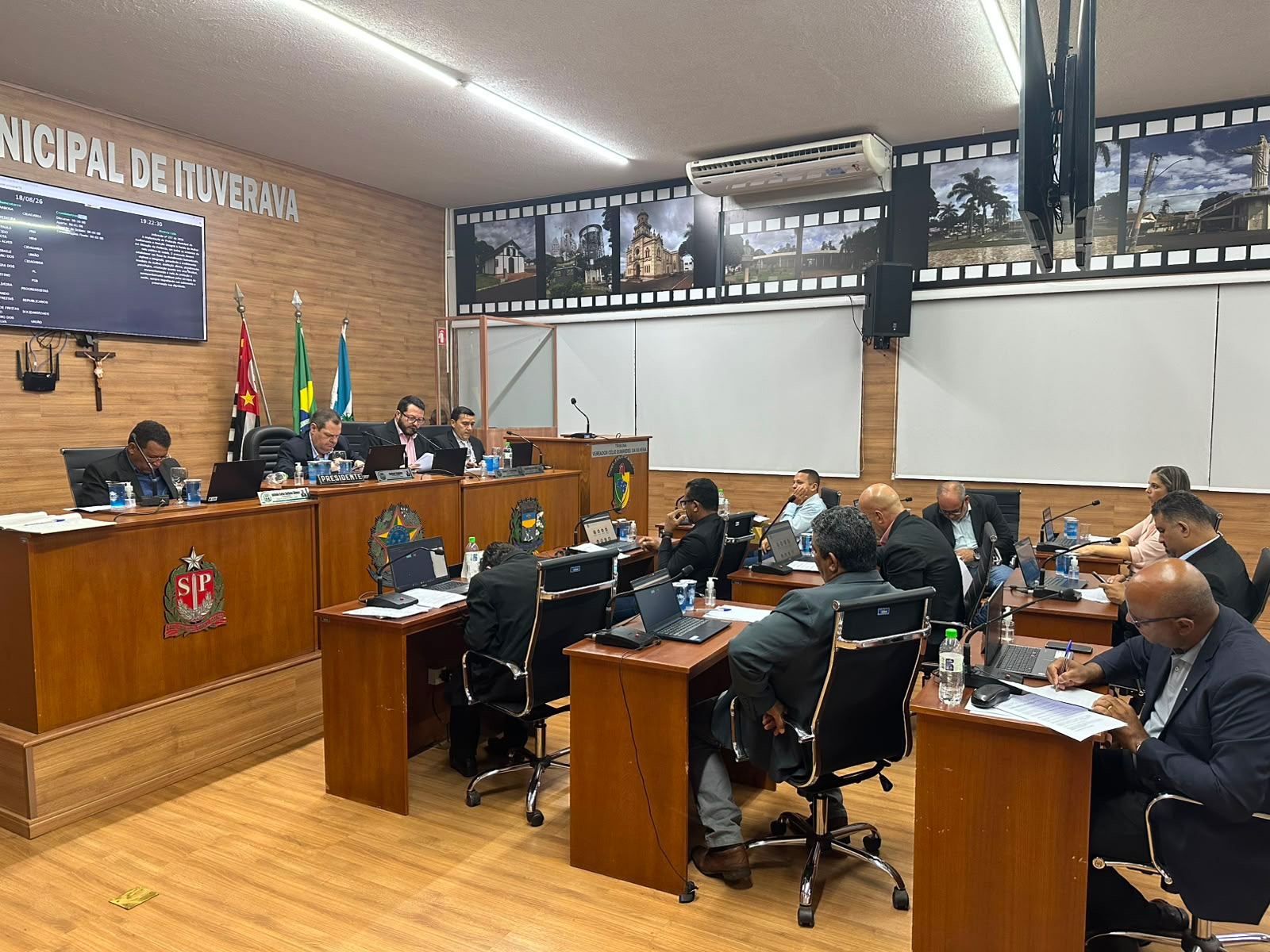 Projetos, requerimentos e moções também foram aprovados na sessão