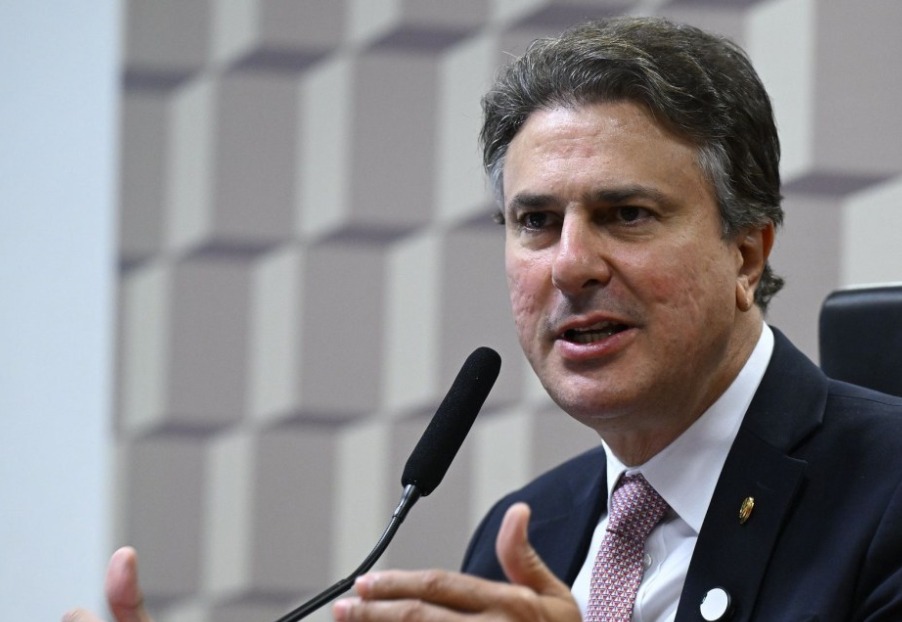Líder do PT ignora resistência e apresenta emenda para reduzir maioridade