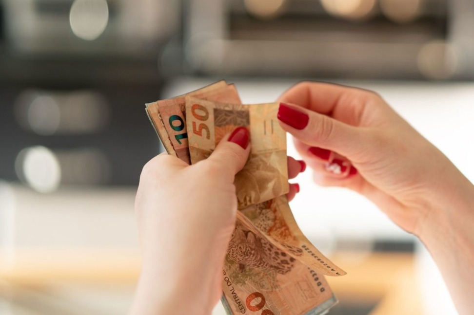 Saiba como fazer pequenos ajustes no dia a dia e economizar uma boa grana