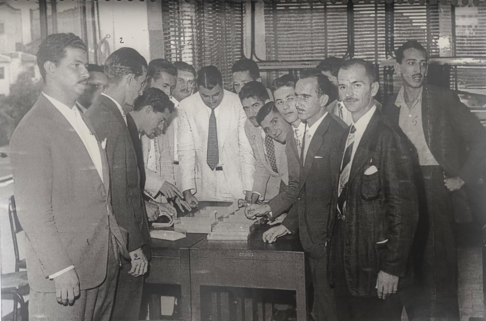 A foto deve ser entre 1955 e 1958, da 1ª turma de funcionários da Cagesp (Companhia de Armazéns Gerais de São Paulo). Eles foram a São Paulo fazer curso para ingressar na empresa. (1) Elias Jorge (“Cibão”) (in memoriam), (2) Carlos Ferreira (irmão da Lelinha, esposa de Ary Barbosa), (3) Ary Barbosa  (in memoriam), (4) Cley Jorge de Oliveira  (in memoriam) e (5) Antônio Carlos Coelho (“Tau”) (in memoriam)