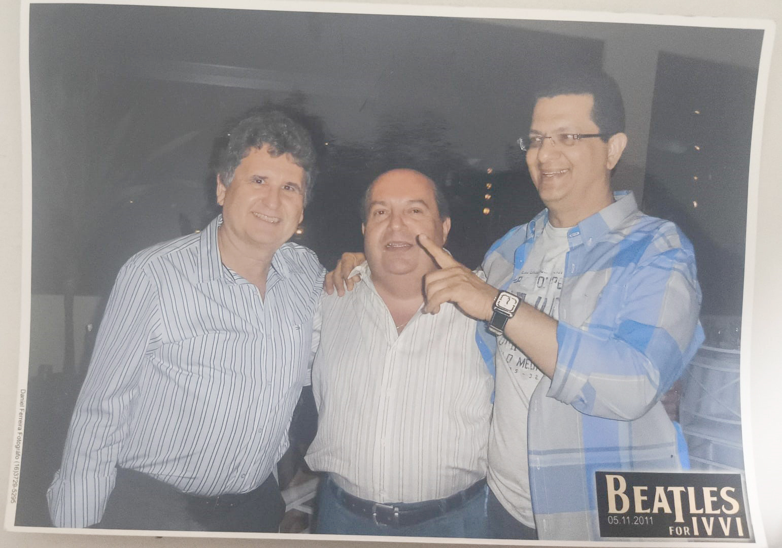 Foto de 5 de novembro de 2011, do Beatles for IVVI, evento realizado no Ituverava Tênis Club. Os amigos (1) O médico Dr. José Antônio Hiesinger Rodrigues, que é professor de Medicina em Ribeirão Preto, onde tem clínica e também atende na CLUI em Ituverava; (2) Dr. Omar Moysés que é médico e já escreveu sobre medicina, e atende no Ribeirão Shopping e na cidade de Sertãozinho e (3) o jornalista José Luiz Alves Cassiano, diretor do jornal Tribuna de Ituverava