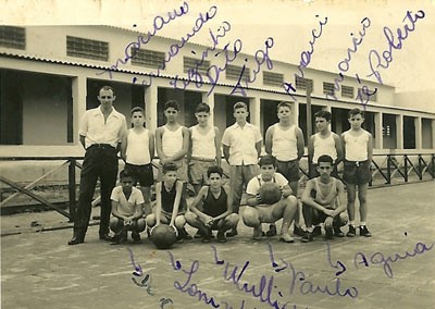 Foto de agosto de 1956, da equipe de basquete treinada por Mariano Giffone Barrachi, na quadra de esportes da Associação Atlética Ituveravense, onde hoje é a piscina do clube. (1) Mariano Giffone Barracchi (in memoriam, (2) Fernando Cordaro (in memoriam), (3) José Nagib Neami  (in memoriam, (4) Benedito de Acyr Barbosa (in memoriam, (5) José Roberto Trigo  (in memoriam, (6) Toninho Avanci, (7) Márcio (não identificado), (6) José Roberto Barrachi. Agachados: (8) Devanir (não identificado), (9) Antônio de Pádua Cruz (“Toninho”), (10) Willian Abdalla  (in memoriam, (11) Paulo Roberto Perez Salvino (in memoriam e (12) Aguiar Athayde de Souza (in memoriam)