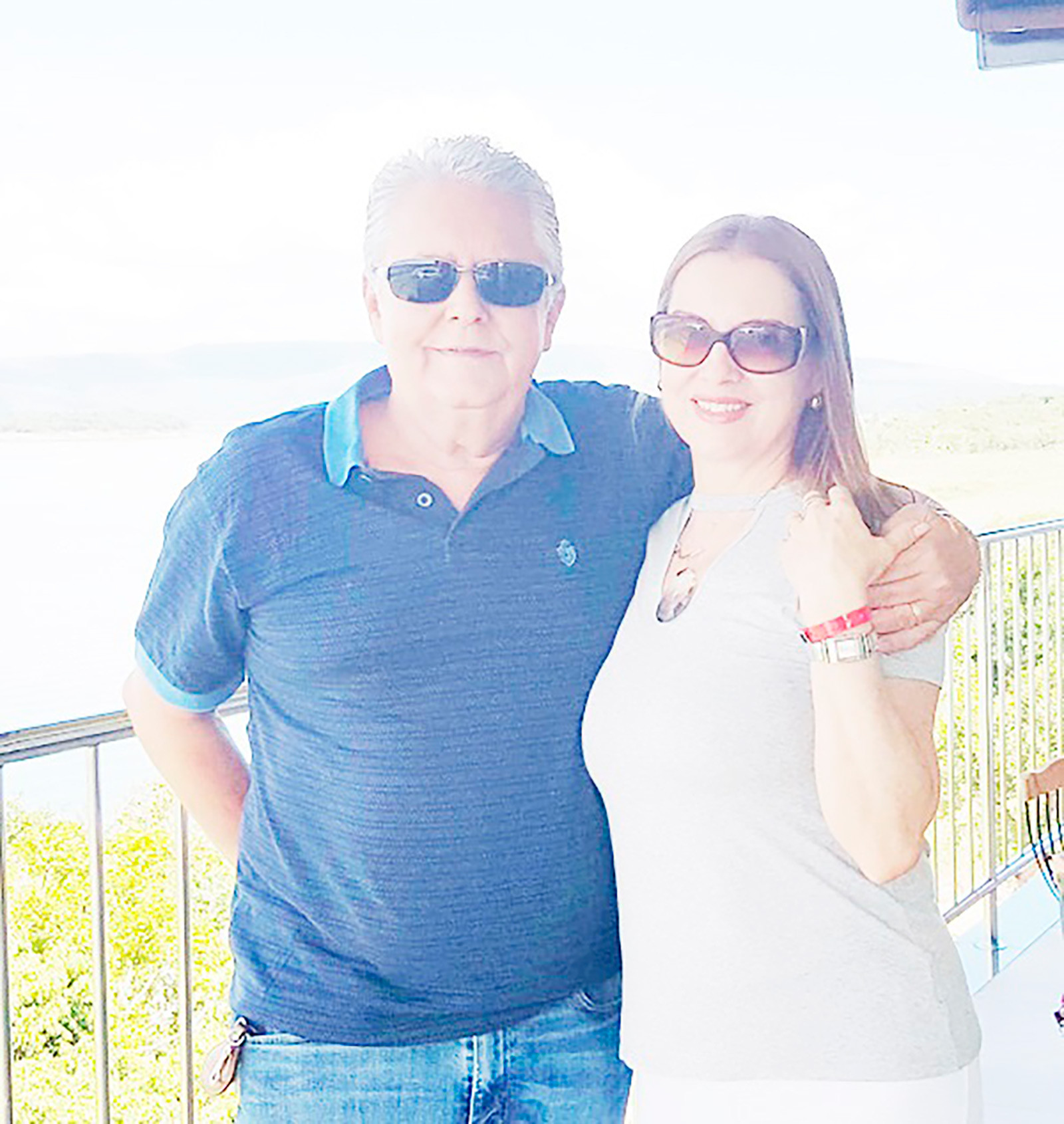 Dia 29 de outubro, comemora aniversário, o médico Dr. Antônio Sérgio Cardoso Telles. Ele recebe os parabéns da esposa, a empresária Viviane Silveira Telles, dos filhos o médico Dr. Maurício Silveira Telles, casado com Maria Luísa de Oliveira Ribeiro Telles e Marina Silveira Telles, dos netos Anita Silveira Telles, Laura Silveira Telles Sodero e Samuel Ribeiro Telles, dos familiares e amigos