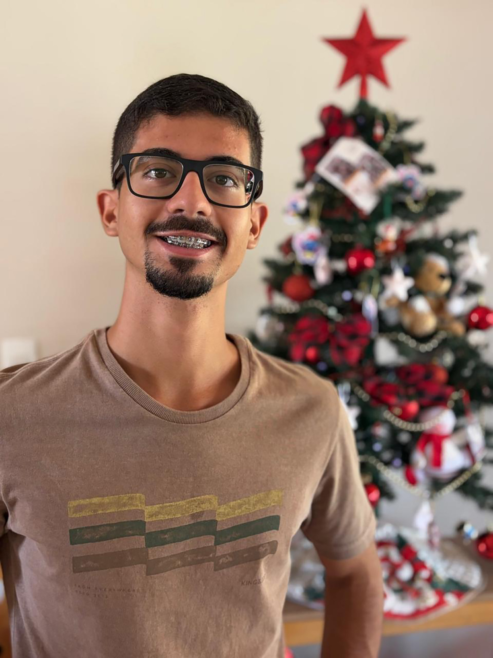 Dia 26 de outubro, comemora aniversário, Carlos Eduardo Vieira Ribeiro. Ele recebe os parabéns dos pais Cássio Almeida Ribeiro e Ideni Cristina Ferreira Vieira Ribeiro, da irmã Maria Eduarda Viera Ribeiro, dos familiares e amigos