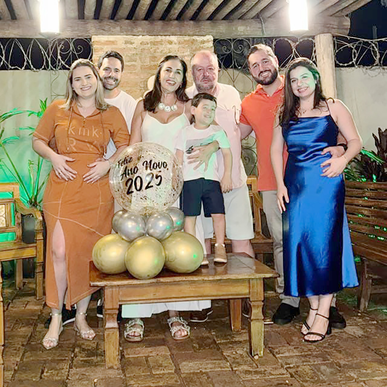 Dia 24 de outubro, comemora aniversário, o empresário Cássio Cley Cristino de Oliveira, proprietário do Bar e Petiscaria Espeto do Comendador e da Pizza Show. Ele recebe os parabéns da esposa, a professora Lucíola Barcelos de Menezes Oliveira, dos filhos Cássio de Menezes Oliveira, casado com Carol Furlan e Guilherme de Menezes Oliveira, casado com Mariane Cecília dos Reis, dos netos Pedro Filgueira Avezum Oliveira e Cecília Furlan Oliveira, dos familiares e amigos
