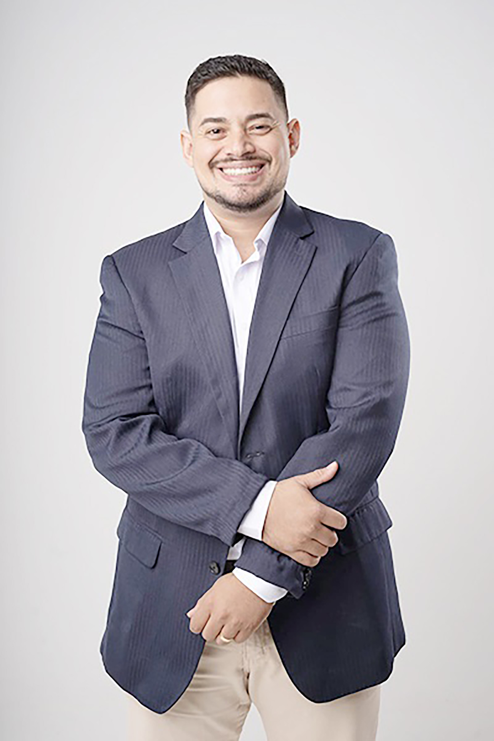 Dia 29 de outubro, comemora aniversário, Everaldo Rodrigues Pugas Júnior. Ele recebe os parabéns da esposa Stella Ramos e da filha Helena, dos pais Everaldo Rodrigues Pugas e Ednéia Cristina Ribeiro Pugas, dos familiares e amigos
