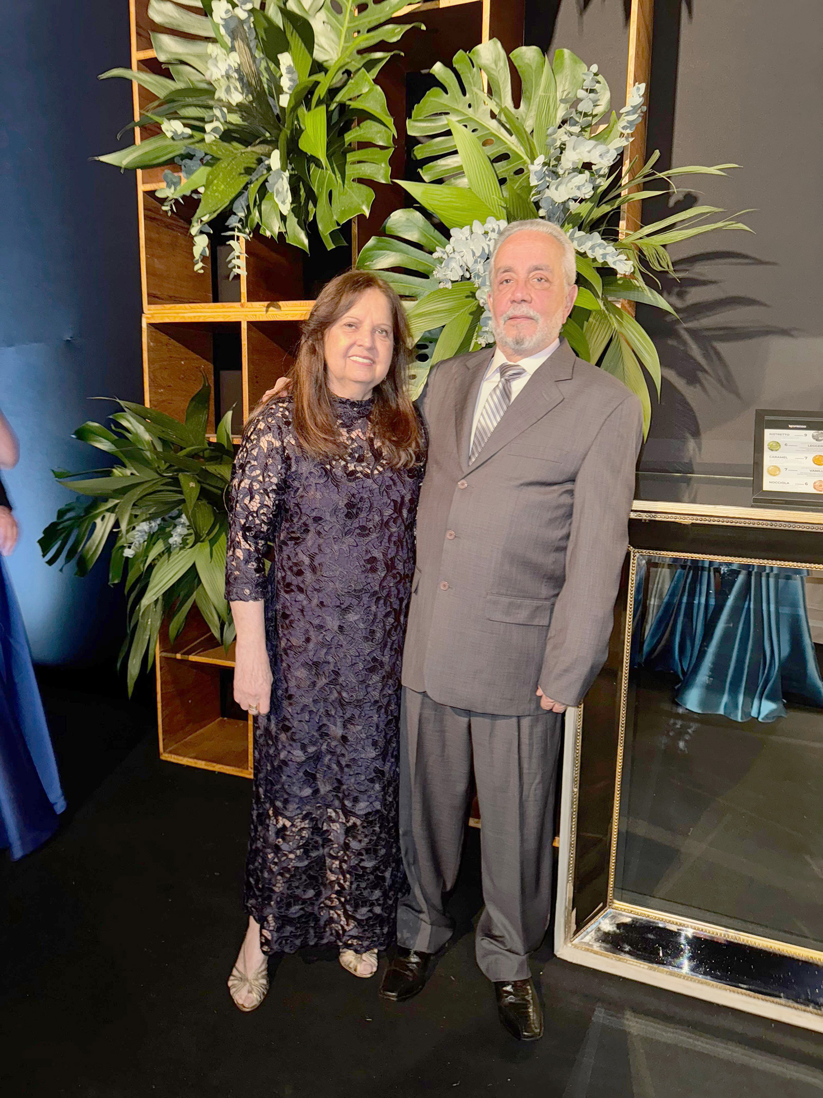 Dia 26 de outubro, comemoram 51 anos de casados, Bodas de Bronze, o médico Dr. Rogério Silva Pereira e Ionice Cardoso Pereira. Eles recebem os parabéns dos filhos Dr. Flávio Cardoso Pereira, casado com a Dra. Carolina Guerra Cardoso Pereira e Dra. Fabiana Cardoso Pereira Molossi, casada com Felipe Molossi, dos netos João Francisco Guerra Pereira, Maria Cecília Guerra Pereira e Miguel Molossi, da neta mais velha Isadora Pereira e Ferreira, dos amigos e familiares