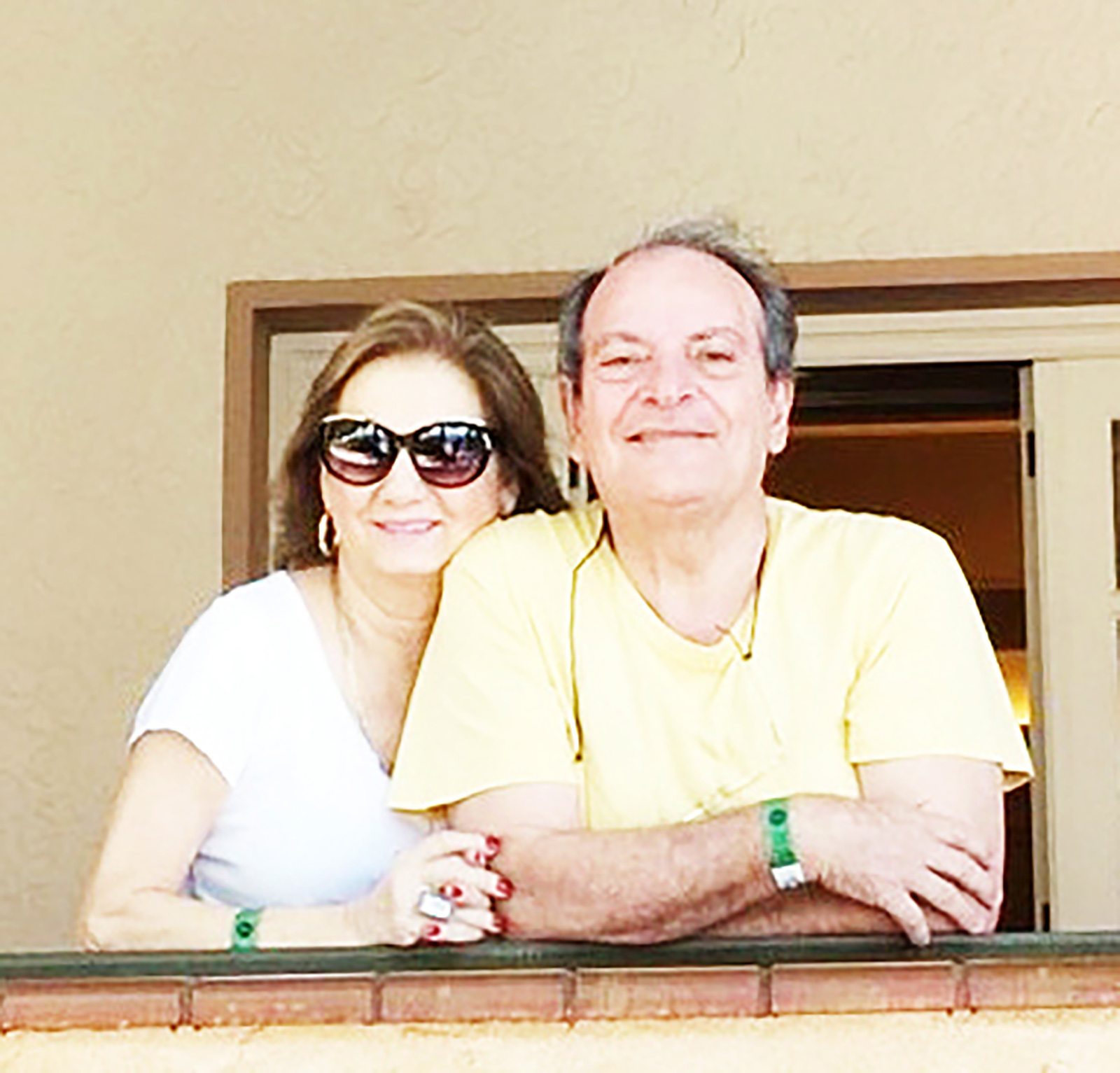 Dia 4 de setembro, comemoram 51 anos de casados, Bodas Bronze, o médico Dr. Névio Edenir Cola e a assistente social Erina Gir Cola. Eles recebem os parabéns dos filhos Ludmila Gir Cola e Leandro José Gir Cola, do genro Henrique Mantovani, dos netos, José Leandro Tavares Gir Cola, Anna Laura Tavares Gir Cola e Gabriela Gir Cola Barbosa Lima, dos familiares e amigos