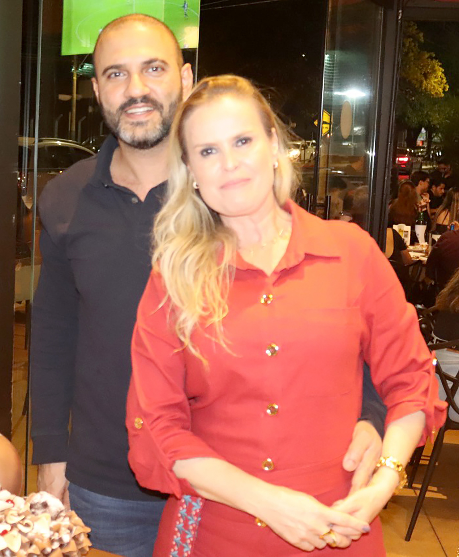 Comemora aniversário, dia 30 de agosto, a advogada Kelly Cristina de Oliveira Joia Bitar, casada com o médico Dr. João Bitar Júnior. Ela recebe os parabéns do esposo, dos filhos João Bitar Neto e Hanne Abdallah, dos pais Vergílio Luís João e Joana Darc Joia, dos familiares e amigos