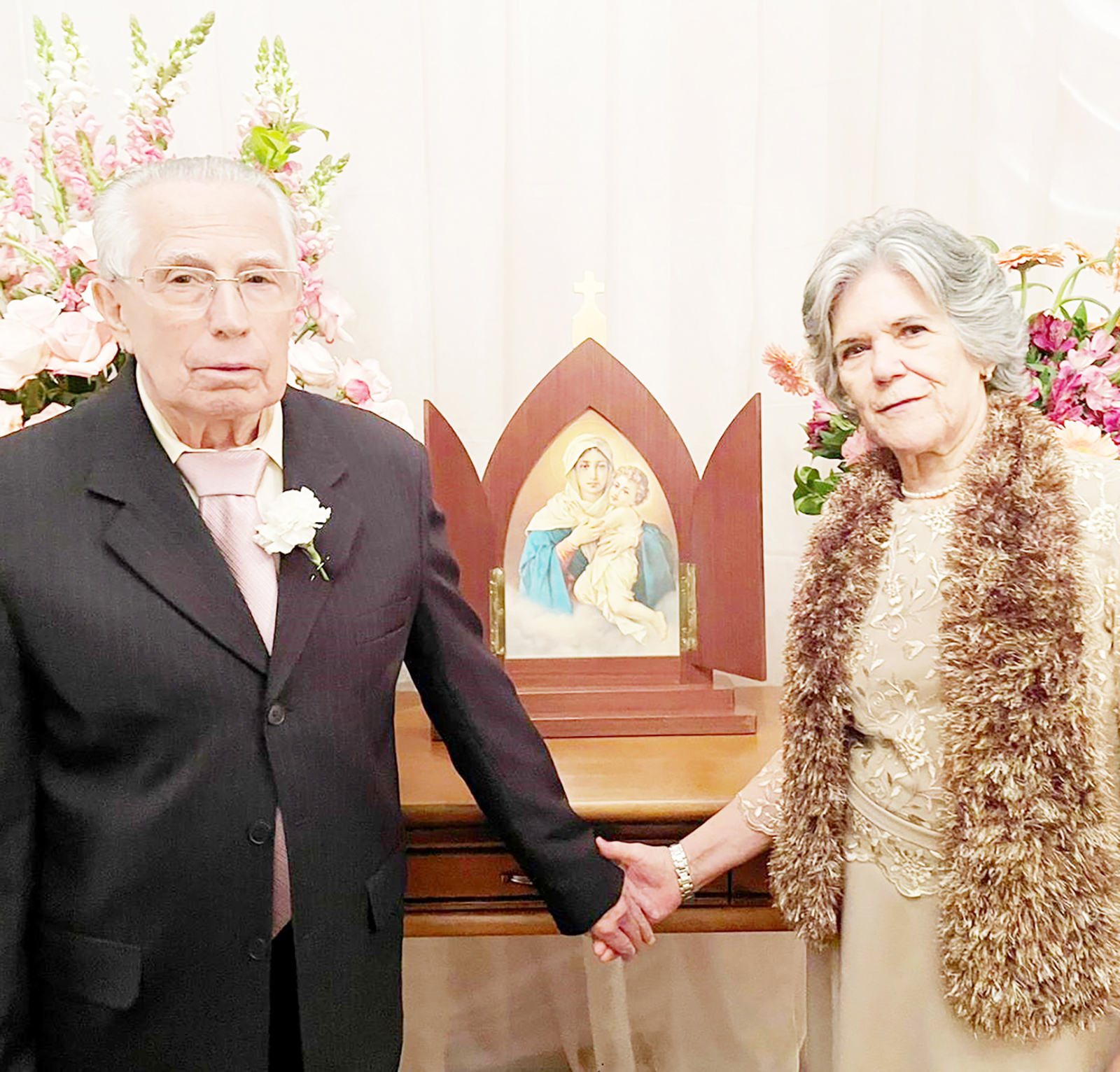 Dia 5 de setembro, comemoram 56 anos de casados, Bodas Malaquita, a professora e ex-vereadora Lilian Nauyta Vidal Pistori e o contador Gercino Pistori. Eles recebem os parabéns dos familiares e amigos