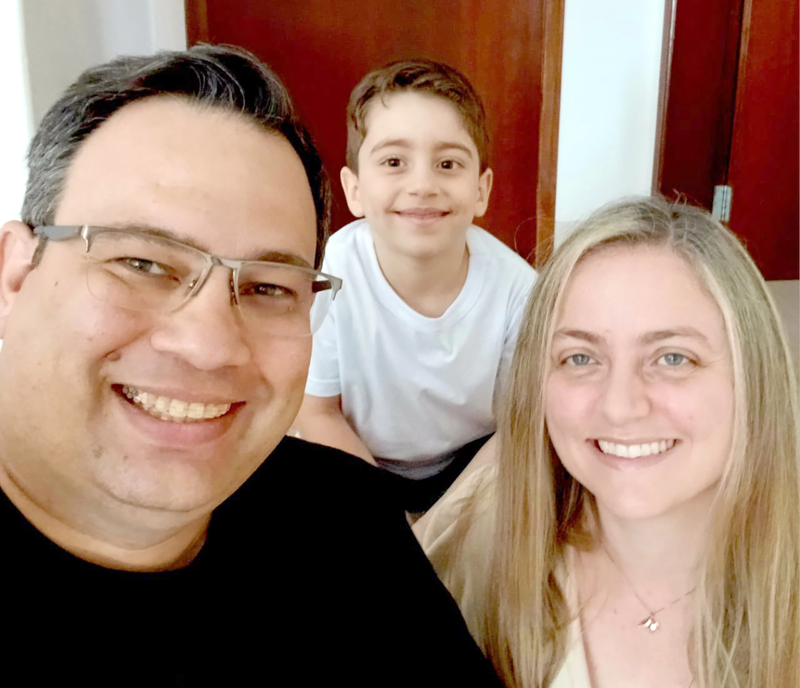 Dia 2 de setembro, comemora aniversário, a advogada Dra. Viviane Ester de Oliveira Mendonça Belato. Ela recebe os parabéns do esposo Samuel Teotônio Belato, do filho Benjamim Mendonça Belato, dos pais o advogado Felicíssimo Ribeiro de Mendonça e Alaíde Maziero de Oliveira Ribeiro de Mendonça, dos irmãos Dr. Wilson Antônio de Oliveira Mendonça, casado com Maria Isabel e Dr. João Josué Walmor de Mendonça, dos familiares e amigos