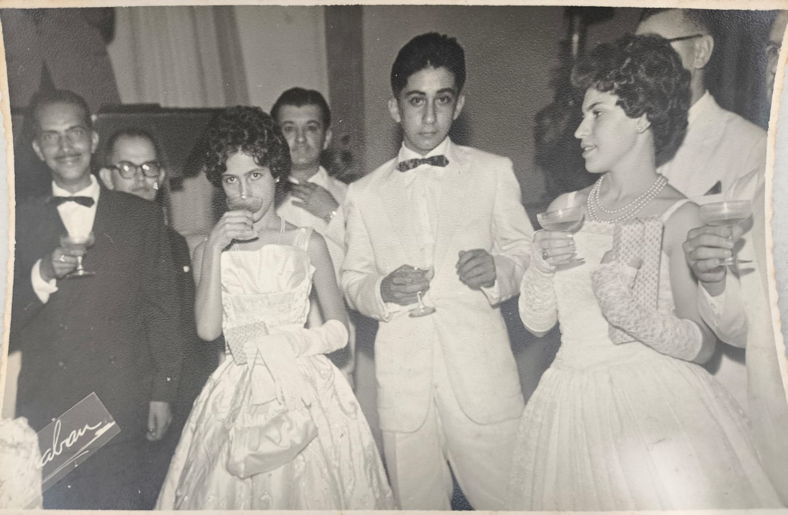 Foto de aproximadamente 1959, dos glamourosos Bailes das Debutantes da Associação Atlética Ituveravense. As debutantes (1) Maria Aparecida Alves Cassiano (in memoriam), (2) Maria Lúcia Teoro do Carmo, casada com Esmeraldo do Carmo (in memoriam), (3) o jornalista Adhemar Cassiano (in memoriam), pai da debutante Maria Aparecida, (4) o padrinho Luiz Carlos Mattar (in memoriam), ao fundo o (5) professor João Beber Filho e (6) o empresário Augusto Montagnine, ambos falecidos