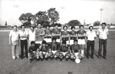 Equipe de 1981, do time da Associação Atlética Ituveravense, quando o presidente ata o agropecuarista Omil Abdo: (1), (2), (3), (10) e (11) os diretores do clube, Cláudio Quatrini, Paulo de Oliveira (in memoriam), João Gonçalves Lino (in memoriam), Laércio Bonareli, que era subgerente do Banco Auxiliar, José Divino Pereira. (4) o goleiro Jair de Oliveira Medeiros, (5) Paulo Roberto Pedroso, (6) Leandro César Ferreira Silva, (7) Antônio Carlos Albino (“Zórão), (8) José Milton Lopes Duarte (“Gravatinha”), (9) Roberto Júnior, (12) Marco Antônio Alves Fontoura (“BiraKa”), (13) Ronaldo Marra, (14) Roberto Carlos dos Santos Silva (“Robertinho da Sorveteria”), (15) Evair Donizeti Trindade Pereira e (16) Adilson Brandão Ferreira (“Brandãozinho”)