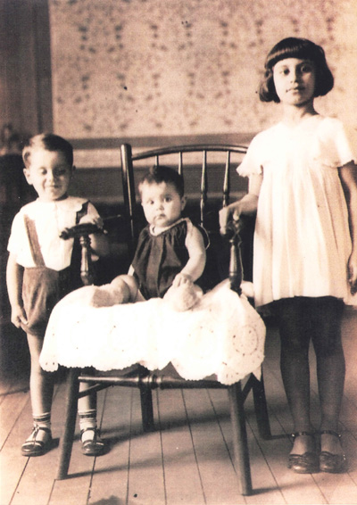 Foto de 1937 dos irmãos: (1) Eurípedes Ribeiro (“Pino”), casado com Maria de Lourdes Henrique Ribeiro, (2) Eunice Ribeiro Rocha (“Nicinha”) e (3) Maria de Lourdes Ribeiro Cordaro, casada com Salvador Cordaro Cruz. Eles sãos filhos de Joaquim Ribeiro da Rocha e Regina Ribeiro dos Santos (todos falecidos)
