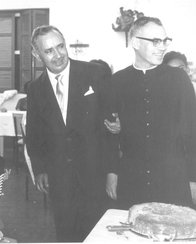 A foto é provavelmente de 1962, da solenidade de entrega de Título de Cidadão Ituveravense ao agropecuarista Dr. Paulo Borges de Oliveira. Na ocasião, ele e a esposa Isabel Alves Borges de Oliveira, receberam em sua residência na Fazenda Monte Alegre, políticos, autoridades da cidade e região, e a sociedade ituveravense. (1) o anfitrião Dr. Paulo Borges de Oliveira e (2) o padre Dário Romédis