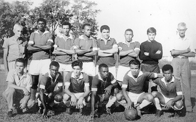 Equipe Paulistano Futebol Clube, dos anos 60, que disputava torneio na Associação Atlética Ituveravense. (1) José Iconholli (“Zé Veio”), (2) Antônio de Souza (“Azulão”), (3) João Machado, (4) Ilves Pereira (“Negrinho”), (5) Edgar Carbonaro, (6) Jesus Verdureiro, (7) Manuel Simões Moreira (“Nenê”), (8) Valdemar Meirelles, (9) José Ferreira da Silva (“José Pombo”), (10) Pelezinho, (11) Ademar de Paula Freitas (“Pezinho”), (12) Hamilton (“Mutum”), (13) Eurípedes Jorge e (14) Taro