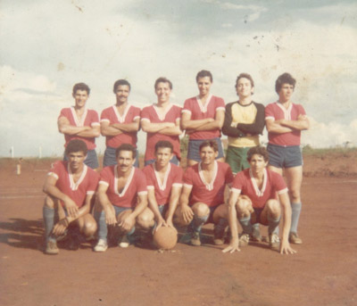 Foto de dezembro de 1980, da equipe de futebol do Corintinha, do Campo da Chácara Nossa Senhora Aparecida, de Wilson Ernesto da Silva, que era o técnico da equipe. (1) José Orlando; (2) Luiz Fernando Oliveira (“Solera”) (in memoriam); (3) Benedito Carvalho (“Dito Catarino”); (4) Amadeu Dias; (5) Adelino de Jesus Martins   (in memoriam); (6) Paulo Roberto Pedroso (“Beto Pedroso”); (7) Vicente Antônio Pereira (“Rei”); (8) Leopoldo Augusto Miguel; (9) Adilsom Brandão (“Brandãozinho”); (10) Manoel José Soares (“Manezinho”) (in memoriam) e (11) Paulo Roberto Dias dos Santos (“Paulinho Peixinho”)