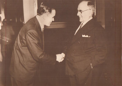 Foto histórica dos anos 50, quando o advogado e vereador José Alípio Furquim Fonseca, foi recebido no Palácio do Catete, no Rio de Janeiro, pelo presidente da República Getúlio Vargas. Ele foi presidente de 1930 a 1945 e de 1951 a 1954, quando se suicidou. José Alípio, que faleceu em 1975, aos 59 anos, era casado com Isabel Ribeiro Fonseca e, são seus filhos Fernando Ribeiro Fonseca e Maria José Ribeiro Fonseca (todos falecidos)