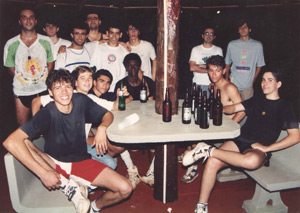 Foto dos anos 90/91, no quiosque da sauna da Associação Atlética Ituveravense, de amigos que jogavam futebol de salão da quadra externa do clube. (1) Fernando Caetano de Souza, (2) Marcelo Betini Pires, (3) Serginho Sandoval, (4) Fernando Nicomedes (“Chicocão”), (5) Vicente Duzi Garcia, (6) Guilherme Abdala (“Bidi”), (7) Emiliano Silveira, (8) Edbrair Júnior (provavelmente), (9) Aécio Rodrigues, (10) Fábio Bombig Júnior, (11) Fábio Freitas Gibaile, (12) Luiz Guilherme Manhani, (13) José Renato Araújo e (14) Adriano Carvalho