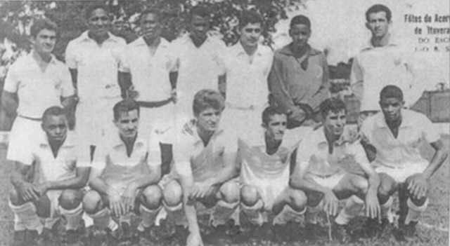 Foto dos anos 60, da forte equipe da Associação Atlética Ituveravense. (1) Piolim, (2) Zico, (3) Marambia, (4) Sinoca, (5) Abrãozinho (que era de Guará), (6) José Georgides da Silva (Mão-de-Onça), (7) Osvaldo Dias Feiteiro (“Poy”), (8) Milton Alves da Silva (“Mutum”), (9) Carlito Dias Santiago), (10) Roberto Salata, (11) José Roberto de Freitas (“Carioca”), (12) José de Paula Telles (“Queijinho”, de Guará), (13) Ditinho, que passou a ser Ferreira, quando jogou no Comercial de Ribeirão Preto, e Vasco da Gama, do Rio de Janeiro