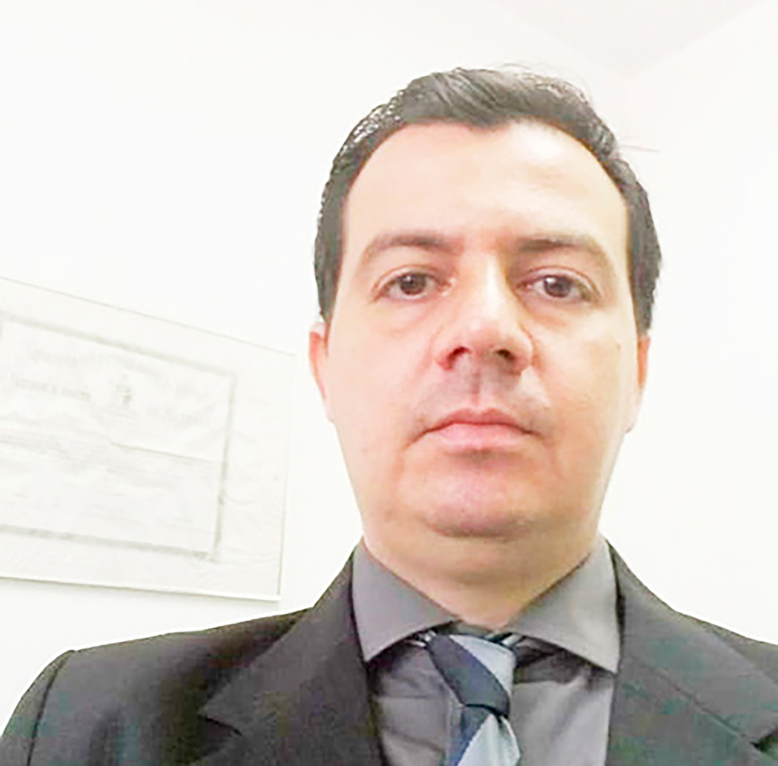 Dia 25 de junho, comemora aniversário, o advogado Almir Benedito Pereira Rocha. Ele recebe os parabéns da esposa Denise Teixeira Oliveira Rocha, dos filhos, Heitor Oliveira Rocha e Alícia de Oliveira Rocha, dos familiares e amigos
