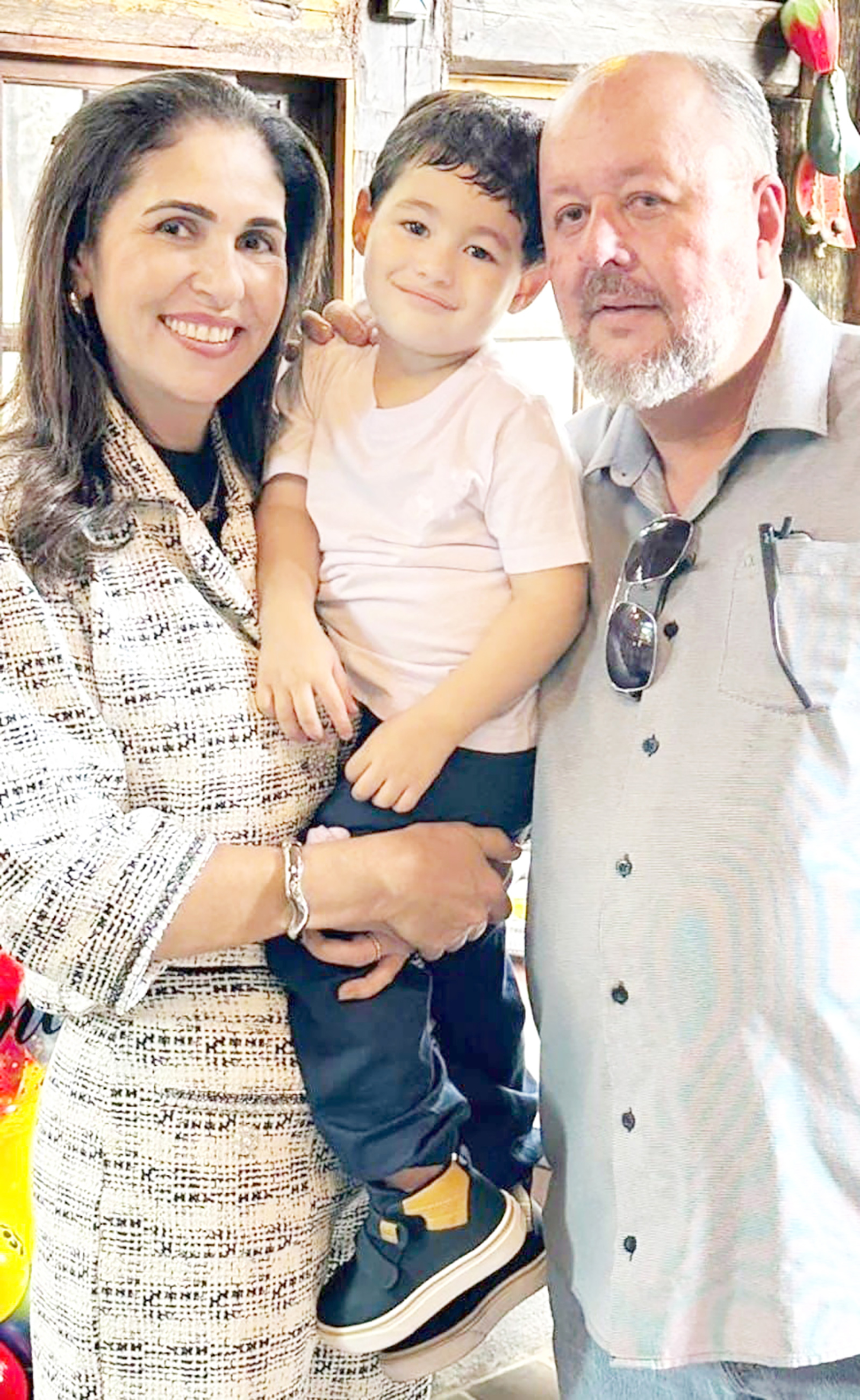 Dia 20 de junho, comemora aniversário, a professora Lucíola Barcelos de Menezes Oliveira. Ela recebe os parabéns do esposo, Cássio Cley Cristino de Oliveira, proprietário do Espeto do Comendador e da Pão Hamburgueria, dos filhos Guilherme de Menezes Oliveira, da nora Mariane Cecília dos Reis e Cássio de Menezes Oliveira e da nora Carol Furlan, dos netos Pedro Filgueira Avezum Oliveira e Cecília Furlan de Oliveira, dos familiares e amigos