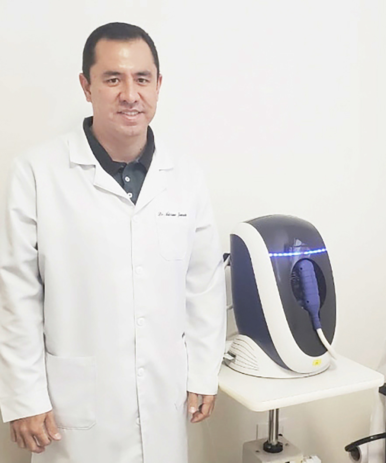 Dia 28 de agosto, comemora aniversário, o médico oftalmologista Dr. Adriano Fonseca Yamada. Ele recebe os parabéns da esposa Ana Maira Galindo de Matos Yamada, dos filhos João Victor, Ana Sophia, Ana Beatriz e Guilherme, da mãe Maria Aparecida Fonseca Yamada, da irmã a secretaria da Indústria e Comércio, Andréa Fonseca Yamada Scott, dos familiares e amigos
