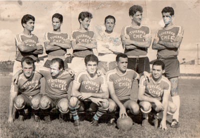 Foto de maio de 1964, da equipe da Associação Atlética Ituveravense, que jogou com a camisa da Comissão Municipal de Esportes de Ituverava. (1) Celso Nunes (“Piolim”) (in memoriam), (2) José Francisco Rezende (“Chiquinho”), (3) Roberto Inácio Barbosa, (4) o goleiro era Edson Bucker (que era primo do Eduardo Medina Bucker (“Duda”), (5) Roberto Salata, (6) Wiliam Abdala (“Carpideira”)  (in memoriam), (7) Antônio Carlos Ferreira (“Guru”) (in memoriam), (8) Paulo Nunes (“Macarrão”), (9) Rubens Abdalla (“Burdina”), (10) Aguiar Athayde de Souza (in memoriam) e (11) Fernandes (trabalhava na Anderson Clayton)