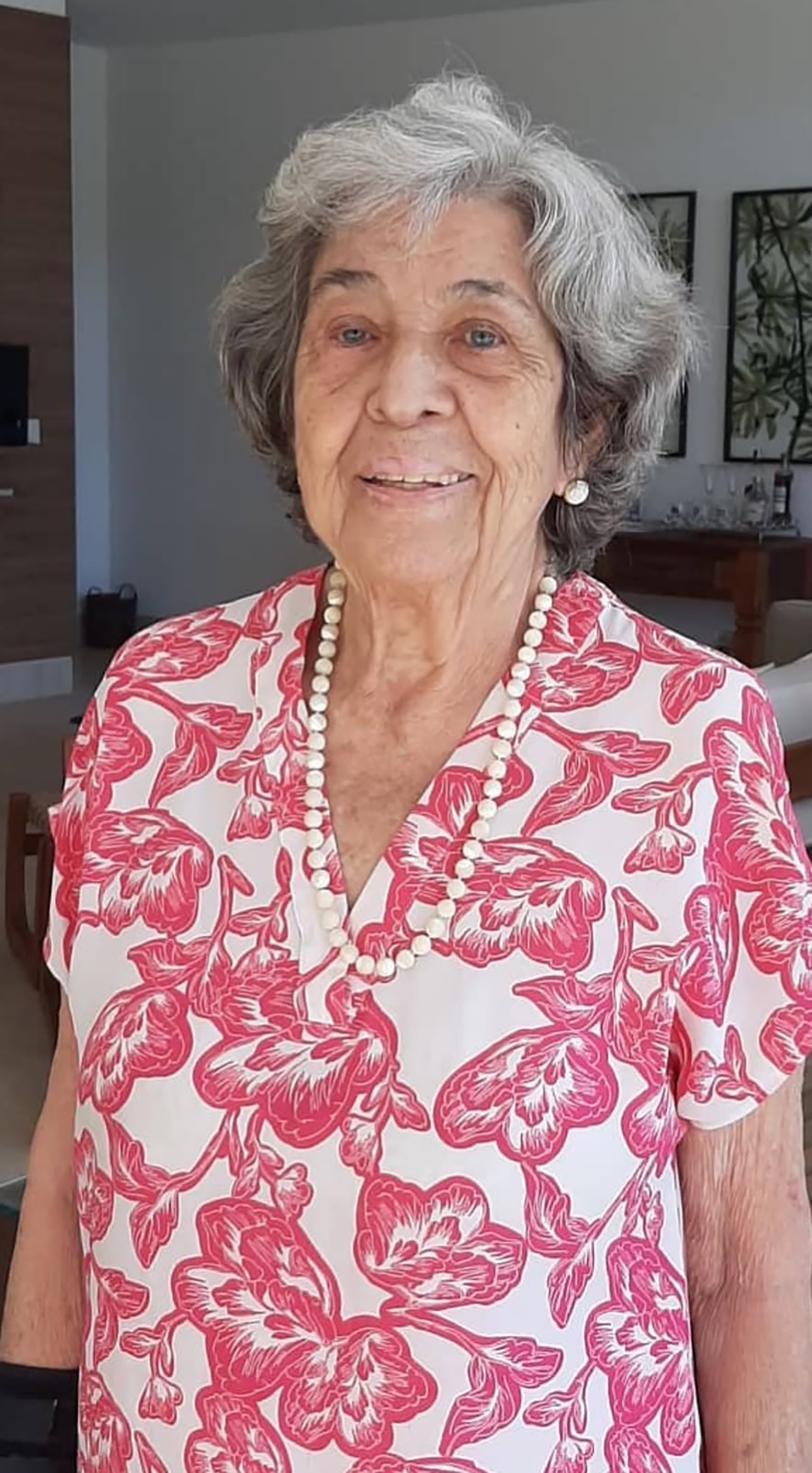 Faleceu dia 23 de setembro, aos 89 anos, a professora Carmem Marília Ferreira Nogueira Macedo (“Pituchinha”), casada com Nico Macedo (in memoriam). Ituveravense que residia na cidade de Goiania- GO, são seus filhos Daniela, Marcos e Paulo de Tarso, netos Isadora, Marcos, Rodrigo e Paulo de Tarso. 
Ela é filha de Daniel Nogueira e Irma Ferreira Nogueira e são seus irmãos Maria Auxiliadora Ferreira Nogueira Bombig (“Bijurinha”), Maria Irma Nogueira Silva, Daniel Nogueira, Vânia Nogueira (in memoriam), Gilda Nogueira Xavier, Elora Nogueira Ignácio, Maria do Carmo Nogueira Macedo (Tatau”) (in memoriam), Fernando Nogueira e Luiz Sérgio Nogueira.
 “Com os olhos daquele azul que parecia guardar o céu, Carmem Marília Ferreira Nogueira Macedo ou, como carinhosamente era conhecida Pituchinha, nos ensinou, com paciência de mestra e doçura de mãe, o valor de cada palavra bem proferida e de cada verso recitado com o coração aberto.
Professora por vocação, poeta por essência, transformava o simples em beleza. E a beleza, em ensinamento. Foi mãe exemplar, irmã amorosa, avó sem igual e tia querida por todos os seus sobrinhos.
Seus olhos azuis tão lindos que hoje se fecham, jamais serão esquecidos, ficarão guardados numa memória que não será esquecida. E a saudade que já podemos sentir, será do tamanho do amor que ela sempre deu: imensa, eterna, impossível de medir.
Que descanse em paz, nossa poetisa, nossa mestra, e nosso amor (de mãe, de irmã, de avó, de cunhada, de bisavó, de sogra, de amiga). 
A vida seguirá mais pobre em versos, mas eternamente rica pela sua presença.
Descanse, Pituchinha querida. Seu verso mais bonito foi a vida que você viveu entre nós.