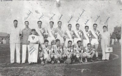Foto dos anos 40, do Internacional de Ituverava, no campo da Associação Atlética Ituveravense. (1) Soares, que trabalhava em uma empresa na cidade, (2) Elias (“Zito”) Abdala, (3) Jorjão, (4) José Ferreira Neto (“Dr. Juquinha”), (5) Antônio Jacob Cury (“ Chanca”), (6) José de Paula Leão, (7) Renato Amendola, (8) José Nunes (“Bodinho”), (9) Jorge Jacob Cury (“Pracinha”), (10) o massagista Elias (“Barroso”), (11) o mascote, o jornalista José Maurício Amendola, (12) e (13) Zezé e Orozimbo, que eram de São Bendito da Cachoeirinha, (14) Luiz Amendola. (15) Tata, também de São Benedito da Cachoeirinha e (16) Amilton Rodrigues (“Garoa”)