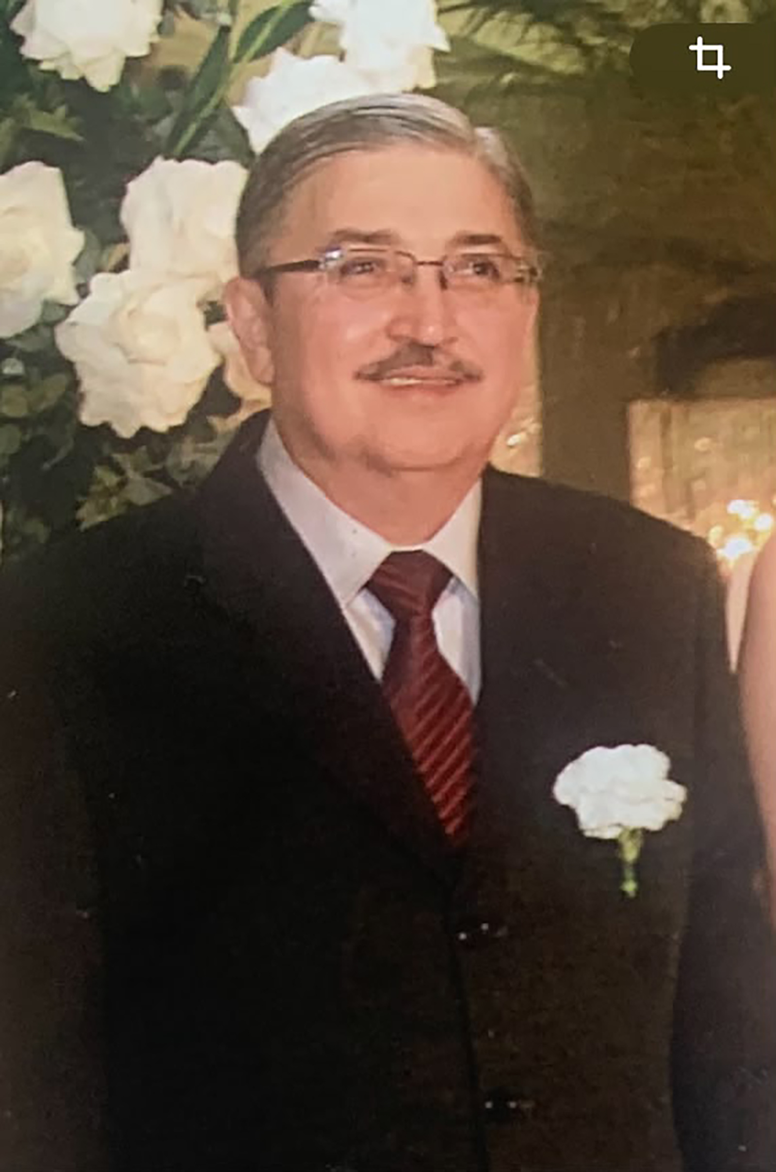 Faleceu dia 5 de agosto, aos 69 anos, Paulo Eduardo Simino (“Paulinho do Hospital São Jorge”), casado com Soneli Mathias Pereira. São seus filhos do seu casamento com Eunice Barbosa de Rezende Simino (in memoriam), Giovana Paula Rezende Simino, Lígia Gabriela Rezende Simino e Paulo Eduardo Rezende Simino, casado com Clovisa Reck Simino, netos Davi Campos Simino, Gabriel Simino Machado, Ariela Reck Simino e Amélia Reck Simino. Ele é filho de José Simino e Hermina Marinho Lopes Simino (ambos falecidos) e são seus irmãos Olinda Maria Simino Macedo, casada com Luís Macedo; Cecília Maria Simino Freitas. casada com Néio Cesar de Freitas; Maria José Simino; Geraldo José Simino, casado com Maria Angélica Simino e Maria Inês Simino Mathias, casada com Ademir Moreira Mathias.