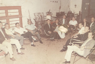 Foto de reunião de membros da Loja Maçônica União Ituveravense, realizada na empresa de propriedade de Assad Chaebub. Provavelmente, esta foi uma das reuniões que os maçons discutiram sobre a instalação da Fundação Educacional de Ituverava, que originou a Faculdade de Filosofia, Ciências e Letras, em 1971. (1) Nassime José, (2) Miguel Mendes, (3) Augusto Barbosa Sandoval Filho, (4) Alcino Galdiano, (5) Nobuo Sakemi, (6) Benedito Barbosa, (7) José Mendes Ferreira, (8) Luiz Gambi, (9) João Mendes Ferreira, (10) Assad Chaebub, (11) Gumercindo José, (12) Arsênio Viaro e (13) Airton Alves Ferreira