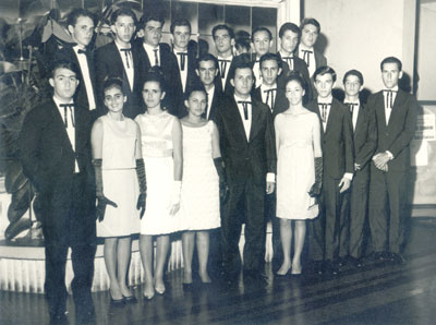 Alunos da Escola do Comércio, que se formaram em Técnico em Contabilidade, no ano de 1966. A festa de formatura foi realizada no salão social da Associação Atlética Ituveravense. (1) Geraldo Ferreira de Paula, (2) João Batista de Souza, (3) Guerino Francelin, (4) Ademar Ferreira de Paula, (5) Aldo Junqueira dos Santos, (6) Orozimbo Pereira, (7) João Peixoto, (8) Francisco Júlio Leite, (9) Maximino Francisco Fernandes, (10) Celene Apparecida dos Santos, (11) Lilian Nauyta Vidal, (12) Maria de Lourdes Danas, (13) Ataíde Flores Pimenta, (14) Aguiar Athaíde de Souza, (15) José Luiz Galize, (16) Leiva Alves Ferreira, (17) Antônio Carlos dos Santos, (18) Acir Bento Gomes e (19) Airton Alves Filgueira.