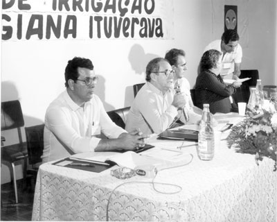 1º Seminário de Irrigação da Alta Mogiana, realizado em 25 de agosto de 1984. O evento foi organizado pelo engenheiro ituveravense Dirceu D’Alckmin Teles, da Associação Brasileira de Irrigação e Drenagem (Abid), com apoio da Fundação Educacional de Ituverava e Sindicato Rural de Ituverava. (1) representando o Banco do Estado de São Paulo (Banespa) -  Geraldo Gil Fagioni; (2) o assessor de diretoria do Banco do Brasil - Devail Antônio Ciconelli; (3) o gerente da agência do BB de Ituverava - Otacílio Araújo; (4) o presidente do Sindicato Rural de Ituverava -  Wilson Macenino Palhares e (5) o engenheiro Dirceu D’Alckmin Teles.
