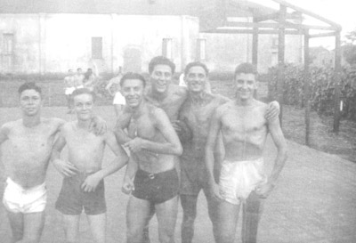 Foto dos anos 40, dos amigos e esportistas, na quadra do Ginásio Municipal que era instalado em um terreno à Rua Dionísio Barbosa Sandoval (em frente onde foi a Peixaria Rios e Mares). (1) José Olavo de Castro, (2) Falleiros, (3) Mariano Giffonni, (4) Alexandre Miguel (“Bueno”), (5) José Mauad, e (6) Telles Trigo