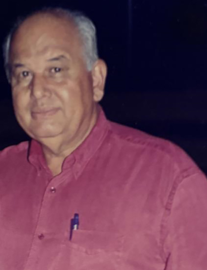 Faleceu dia 27 de julho, aos 84 anos, Carlos Fernando Rossato, casado com Euraci Garcia Leite Rossato (in memoriam). São seus filhos Elaine Regina Rossato de Paula casada com Luciano Pimenta de Paula e Edvaldo Leite Rossato, casado com Valéria Amâncio da Silva Rossato e netos Luciano Rossato Pimenta de Paula, casado com Tatiana Mariano de Paula Santos Rossato; Gabriele da Silva Rossato; Rafael da Silva Rossato; Eduardo da Silva Rossato e Maria Fernanda da Silva Rossato. Ele é filho de Dante Rossato e Anna Carvalho Rossato e seus irmãos João Luís Rossato, Paulo Ademar Rossato e Mirian Rossato Perisse. 
Carlos Fernando Rossato atuou por muitos anos na Prefeitura de Guará, onde foi, inclusive, candidato a prefeito. Posteriormente, mudou-se para Ituverava, onde participou de forma brilhante da administração da Fundação Educacional de Ituverava, tendo exercido a presidência da instituição com dedicação e atuação destacadas. Rossato também foi diretor do SAAE (Serviço Autônomo de Água e Esgoto) e diretor da Santa Casa de Ituverava.
