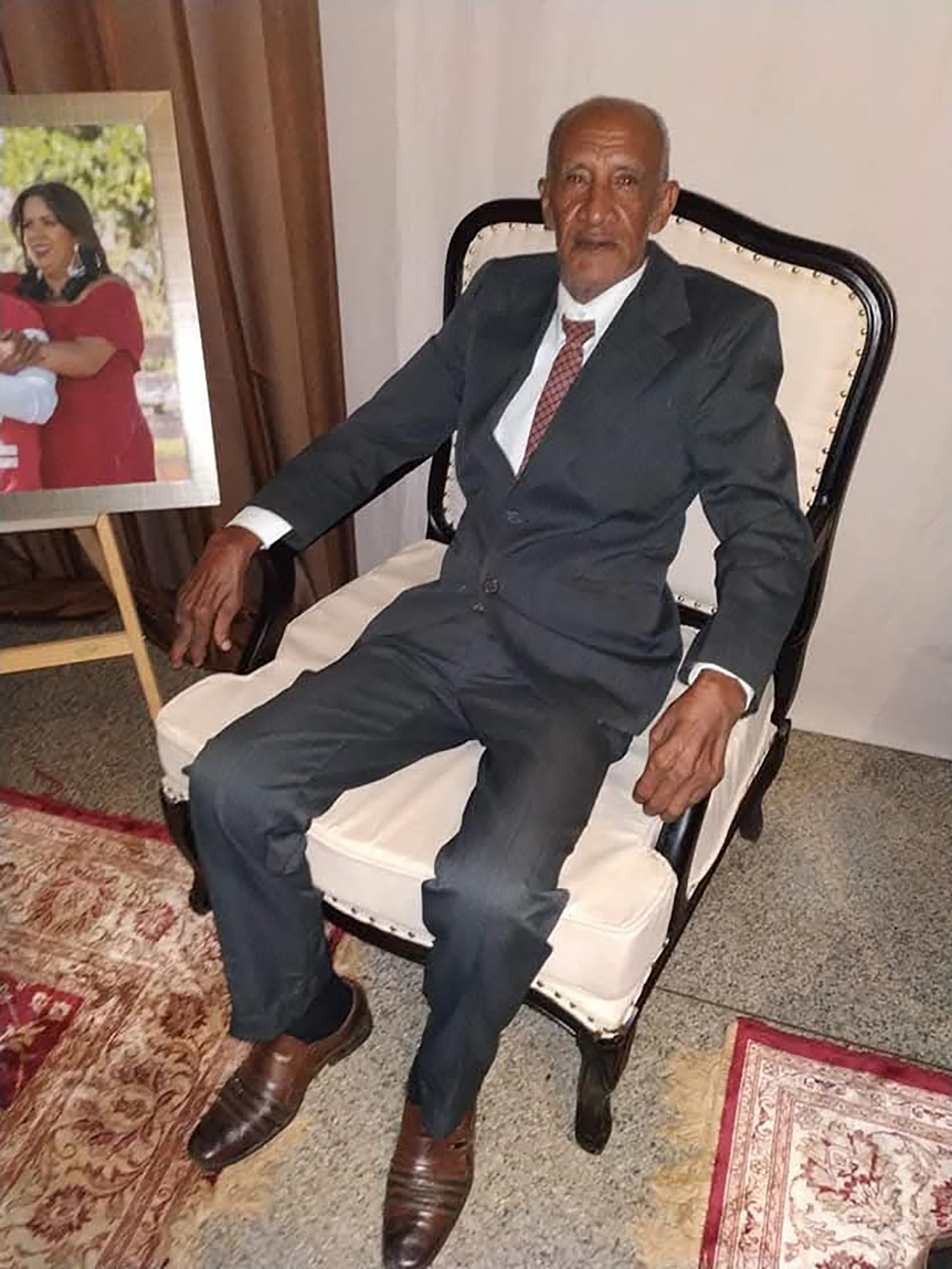 Faleceu dia 20 de maio, aos 83 anos, o operador de máquinas aposentado Oswaldo Augusto Alves (“Saroba”), casado com Carmen Dina Alves. São seus filhos Nilda, Sandra, Vagner, Luciana, Keli e Pedro Emanuel. Ele, que deixa netos, bisnetos e tataranetos, é filho de Sebastião Augusto Alves e Belarmina Maria de Jesus (in memoriam), e tem as irmãs Horádia e Maria.