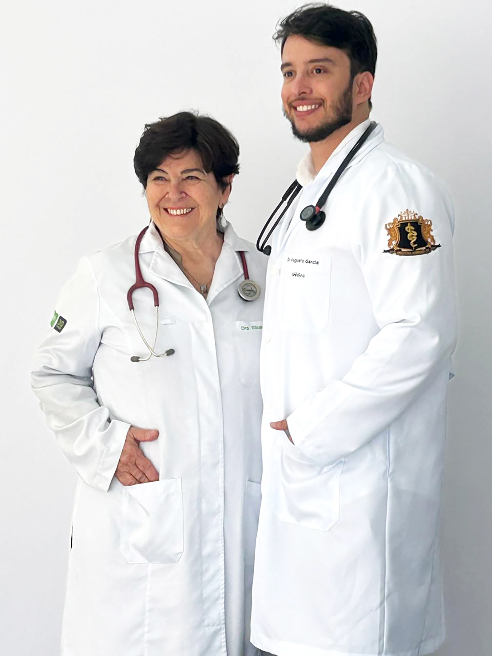 Dia 15 de setembro, comemora aniversário a médica Dra. Elizabeth Maria Brites Barbosa Garcia, casada com o Dr. Alcides Mesquita Garcia Júnior (in memoriam). Ela recebe os parabéns dos filhos Alcides Barbosa Garcia, casado com Tatiane Batista Galdiano Garcia; Fabiana Barbosa Garcia Santos, casada com Thiago Pacheco Garcia dos Santos Pinto e Fernanda Barbosa Garcia Santos, casada com Gustavo Rodrigues dos Santos, dos netos Augusto, Anna Clara, Manuela, Mariana e Alcides, dos familiares e amigos