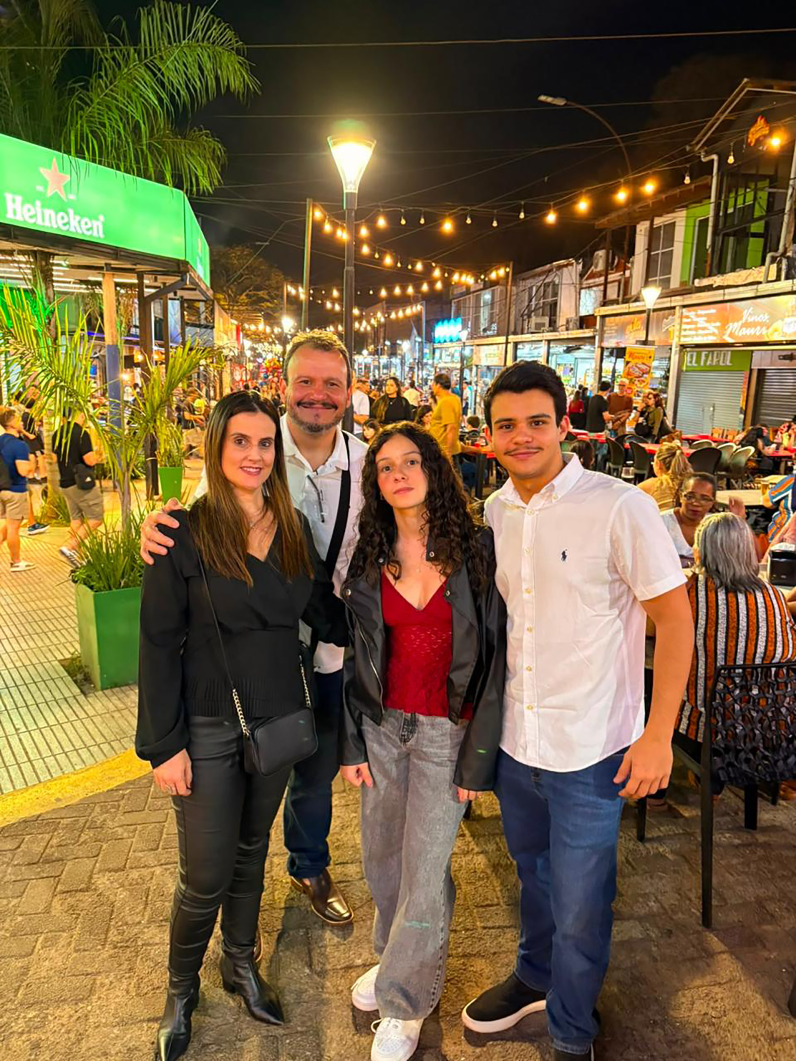 Dia 13 de setembro, comemora aniversário, o advogado e jornalista Dr. José Eduardo Mirandola Barbosa. Ele recebe os parabéns da esposa, a professora Maria Laura Scotte Barbosa, dos filhos Jorge Eduardo Scotte Barbosa e Ana Júlia Scotte Barbosa, dos familiares e amigos