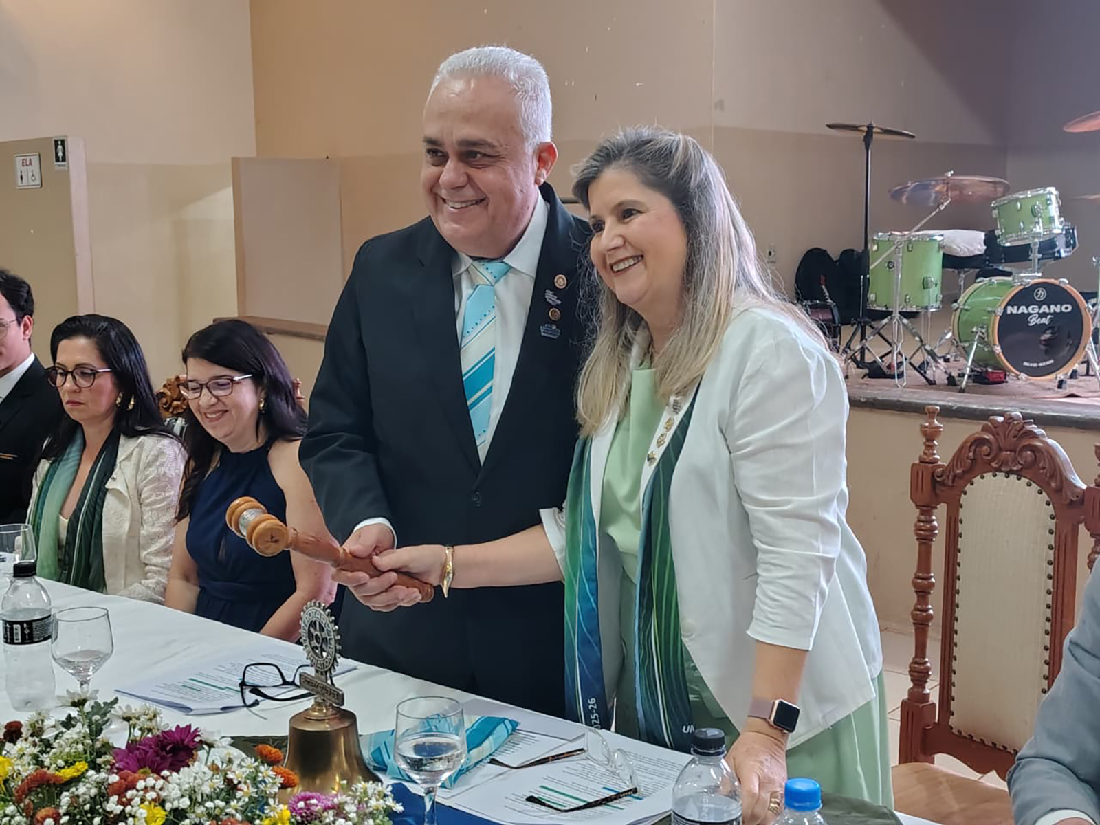 Momento da transmissão da presidência do Rotary Club de Ituverava: Jaqueline Matos passa o cargo ao novo presidente, Hamilton Oliveira